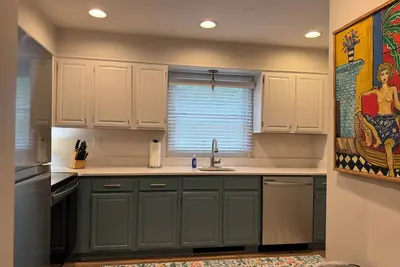 Image de Charming 2-bedroom renovated townhome in Highlands. One mile from Main Street.