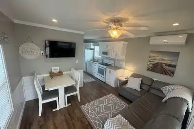 Image de Charming 2-bedroom cabin at Sun Retreats Silver Lake campground.