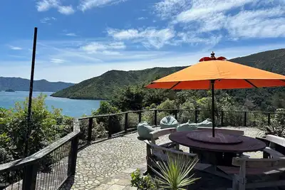 Image de Stunning sea views from every room, an art filled retreat & drive on access