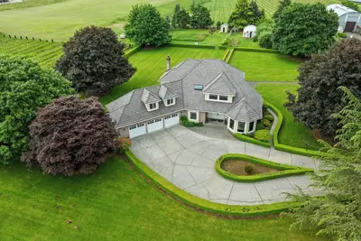 Image de Willow & Vine- Retreat & Small Event Estate in Ridgefield, Wa steps to winery