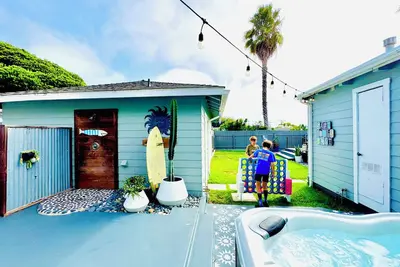 Image de Charming Family Gem Walk to Restaurants and the Ocean! Private Hot Tub & Yard