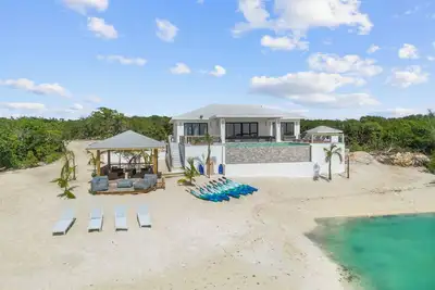 Image de Oceanfront - Newly Built House - Infinty Pool, Always Calm, Private Beach, ! !