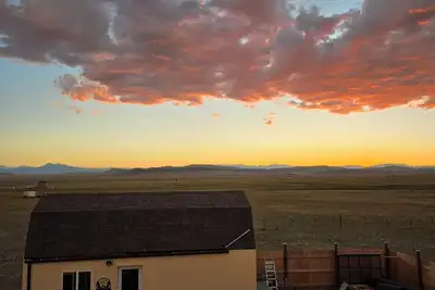 Image de Private 5 Acre Off-Grid Cabin: 360° Views & Mountain Sunset Retreat