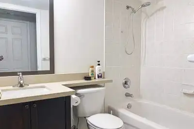 Image de Cozy condo w/Free Parking/Gym