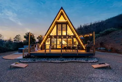 Image de New! A-Frame with HotTub, Stargazing, Ev Charging, Outdoor Games, King Bed