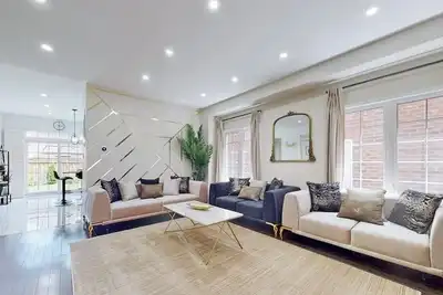 Image de Modern family friendly 4-bedroom home away from home in Oshawa!