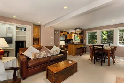 Baldy Basecamp at Sun Valley - walk to ski, 3 hot tubs, swimming pool in summer