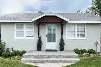 Image de Charming Vintage Cottage - In Town on Main Road to Paiute Atv Trails-1 mile
