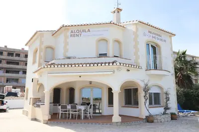 Villa on the beach with private pool - holaVivienda Inmobiliaria
