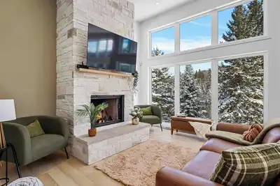 Image de Grand Chalet Moderne au Bord de la Rivière Rouge