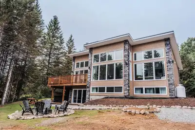 Image de Chalet Moderne au Bord de la Rivière Rouge & Spa
