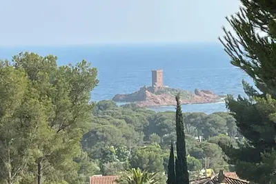 Image de Maison calme avec terrasse, vue mer magnifique, face à l'Ile d’or
