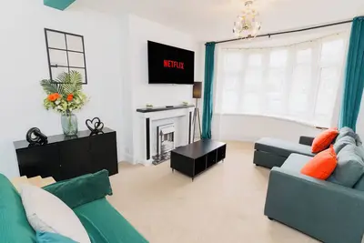 Image de 3 Bed House - 5 Seperate Beds - Driveway 2 Cars & Wide Pavement for 1 Car + Kerb