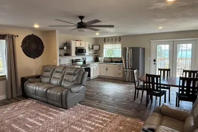Image de Updated 3-bedroom 2nd floor upper unit on shawano lake with pier