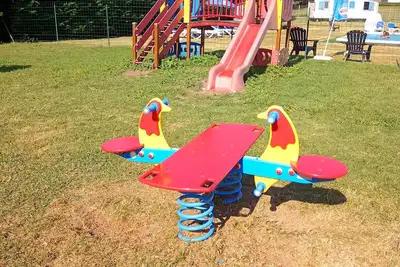 Mobil home 7/pers, dans camping situé à barzan à 17kms de Royan avec piscine.