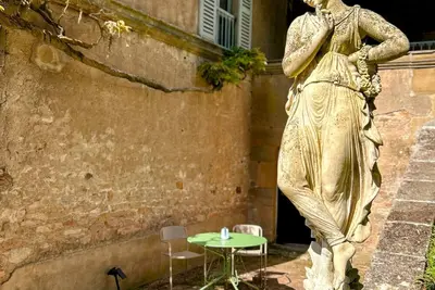 Image de Séquoia : Appartement de charme dans un écrin de verdure en centre ville!