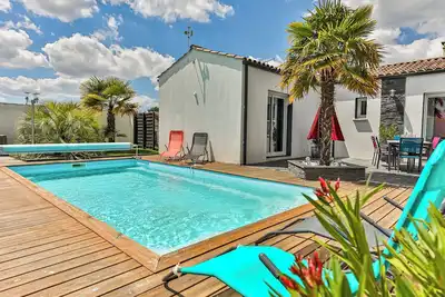Image de La Favorite, une maison familiale  avec une piscine chauffée