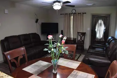 Image de 4-bedroom house in awesome Alvin with Ac, WiFi, 2 full bath, plenty of parking!