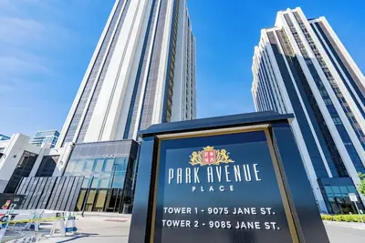 Image de 5min walk to Vaughan mill’s mall and many restaurants. 5 min drive to wanderland.