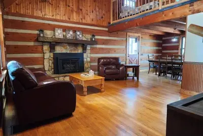 Image de Escape to discover the perfect balance of serenity and convenience. Our beautiful cabin provides a calm, relaxing atmosphere, all while being just minutes away from the lively energy of Mooresville and Lake Norman.