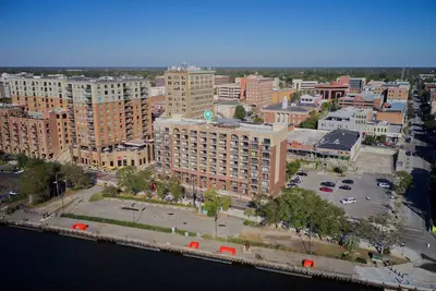 Image de Stylish Riverfront Condo in Heart of Historic Downtown Wilmington - Walk to All!