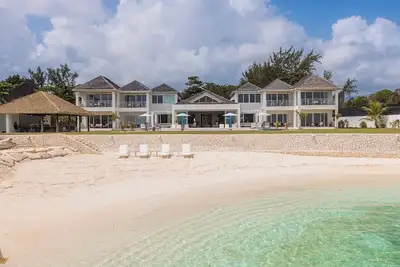 Image de Luxurious 9-bedroom villa with Ac, private beach in idyllic Ocho Rios, St. Ann