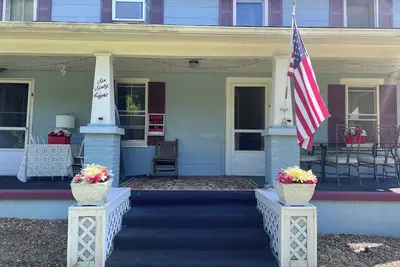 Image de 2-bed apt near Old Milford shops and dining. Beautiful parks and bike trail.