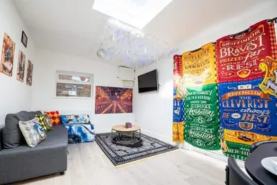 Image de Harry Potter House 1br - Free On Street Parking - Self Check In - Sleeps 5