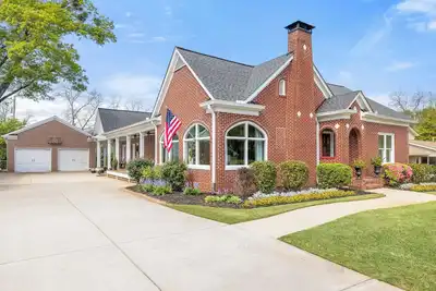 Image de Charming historical 4-bedroom house in Downtown  Buford, Ga.