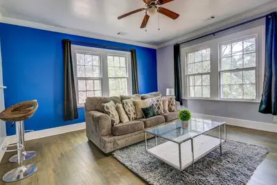 Image de Modern Heart of Decatur • King Comfort • Tv • Wi-Fi • Sleeps 4