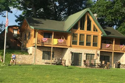 Welcoming log cabin on Keeler Lake - 5 bedrooms for a cozy getaway
