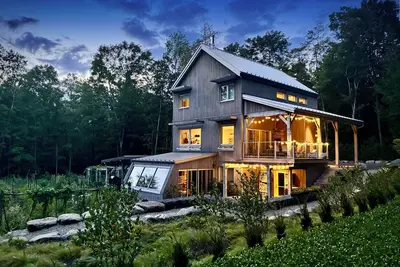 Image de Chalet scandinave écologique sur 2 étages à Shefford, Scandinavian 2-Storey Chalet at the Foot of Mt