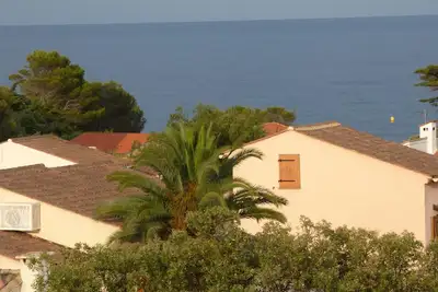Image de Appartement Vue Mer avec Terrasse – à 300 m de la Plage, Commerces & Wi-Fi