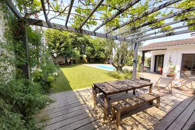 Image de Maison 5 chambres avec piscine à Bordeaux.