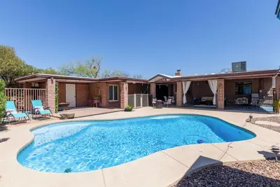 Image de Downtown Oasis with Poolside Charm