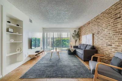 Image de 2b Getaway | Sleeps 6 | Pool, Pkg | Walk Dtwn