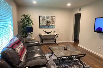 Image de Comfy & Convenient 2 Bd 1 Bth Custom Patio heart of Dfw/Arlington Entertain area
