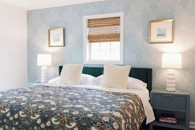 Image de Beautiful newly decorated and centrally located home minutes from Camden Harbor.