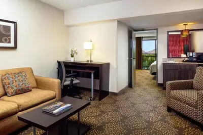 Image de Stylish Pet-Friendly Getaway with Outdoor Pool, Fire Pit & Modern Interior