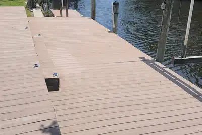 Image de Fisherman's Paradise with water front and 2 master suites. Bring your boat!