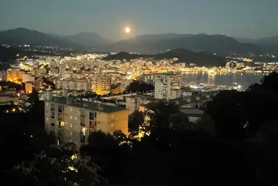 Image de Logement et vaste terrasse avec vue 180 degrés montagne et baie d’Ajaccio