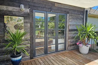 Image de Relax in Style at This Airy 3br/2ba Retreat with Outdoor Oasis