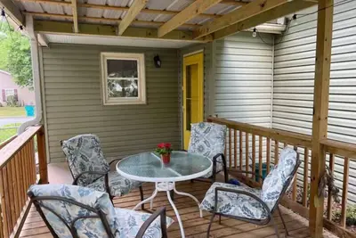 Image de The Cyndi: Downtown Spa Retreat w/privacy deck