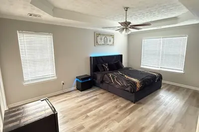 Image de Grandiose Mansion Retreat in Lithonia with Pool Table, Content Room, Ac, WiFi.