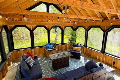 Image de White Heat Retreat-The Black Bear House - 4 bedroom, 2 bath, sleeps 10