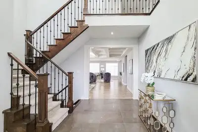 4 Bedroom Cozy Family Home 5 minutes from the beach