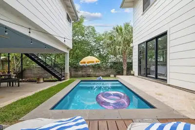 Image de East Austin + Private Pool - Eastside Palm Combo!