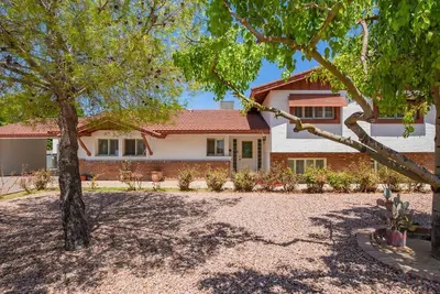 Image de Farm living with this 5 bedroom, 4. 5 bath home, large activity room, pool, spa