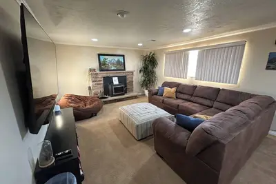 Image de 4-bedroom house in fabulous Sandy close to Skiing, hiking, city