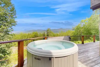 Image de Spectacular home w/ views, expansive deck & hot tub; close to skiing & hiking